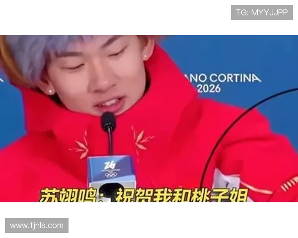 苏翊鸣携桃姐迪哥共享金牌喜气